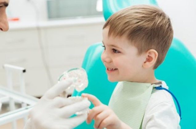 ¿A qué edad se debe ir por primera vez al dentista?